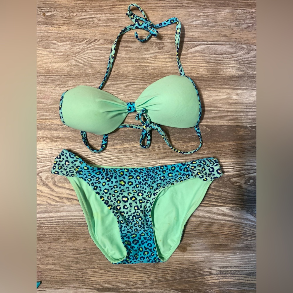 Super cute bright color bikini!